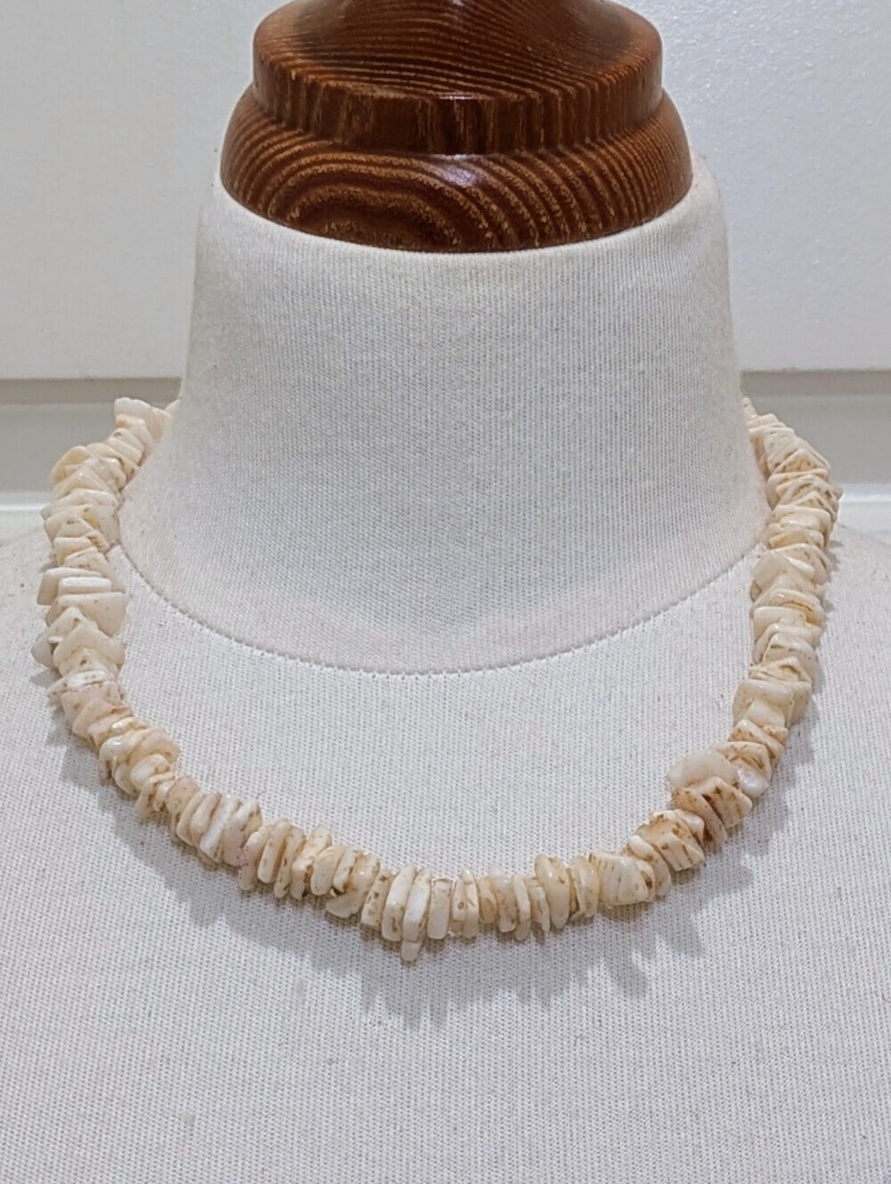 EUC 17.5" 90s Vintage Authentic Hawaiian White Puka Shell